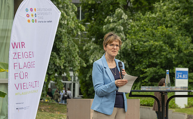 Prorektorin Dorgeloh hält Laudatio