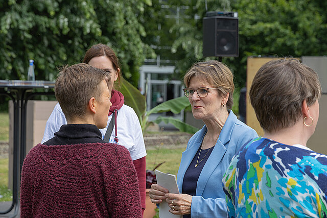 Prorektroin mit Gästen im Gespräch