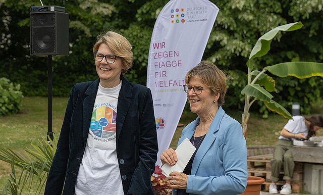 Prorektroin Dorgeloh und Dr. Krümpelbeck auf der Bühne